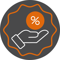 Icono estilizado de una mano que sostiene un círculo con un símbolo de porcentaje en su interior, delineado en blanco y naranja sobre un fondo circular gris oscuro, que representa ofertas especiales en hoteles qp en Trujillo o Arequipa.
